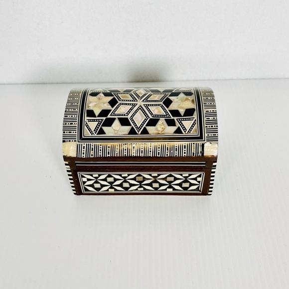 VINTAGE Wood Mother Of Pearl Inlaid Trinket Jewelry Box Velvet Lined - Picture 1 of 7